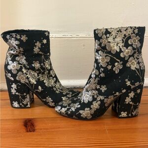 Floral motif Jacquard Heeled Boots - Black and Silver